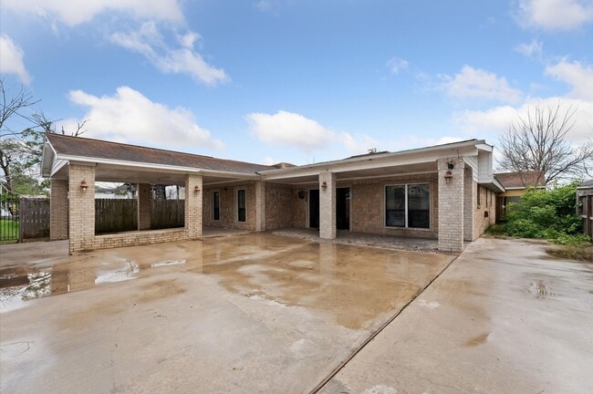Foto del edificio - 14022 Greenville St