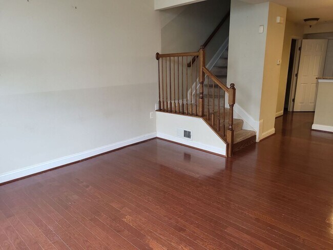 Building Photo - Fantastic 2 Bed 2.5 Bath Interior Townhome...
