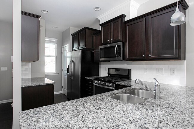 Foto del edificio - Available mid-July - Adorable 3 Bed 2.5 Ba In Great Location! First Floor Master!