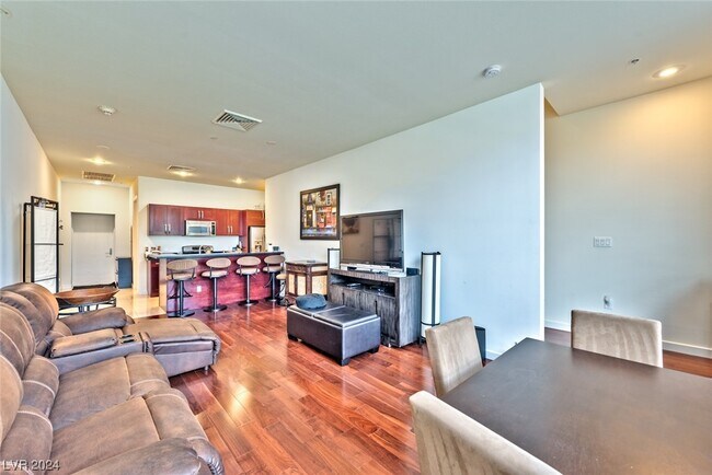 Building Photo - 4585 Dean Martin Dr