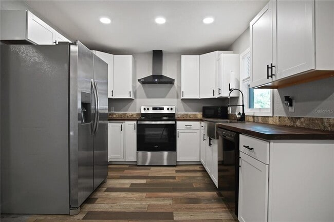 Building Photo - 213 S Bougainvillea Ave