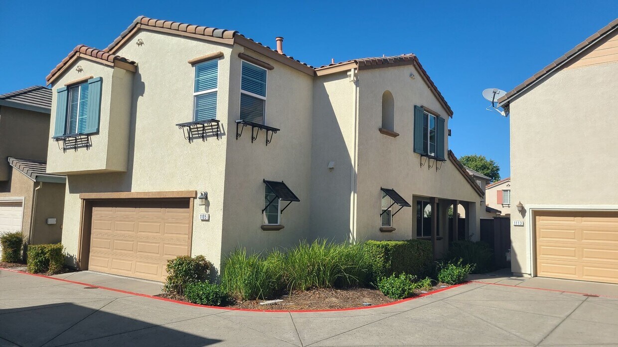 Primary Photo - West Roseville, New Paint & Carpet 2 Story...
