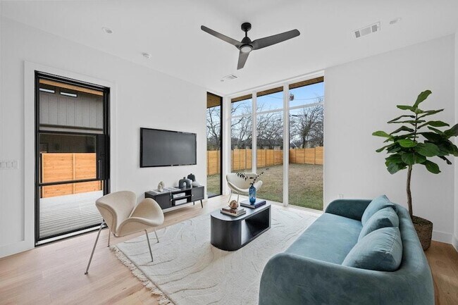 Building Photo - 1409 Valleyridge Dr