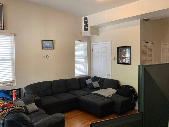 Building Photo - 3040 N Greenview Ave