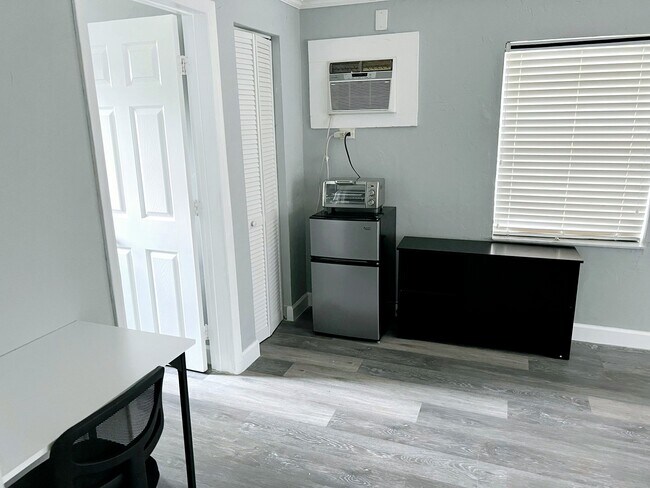 Foto del edificio - 708 SW 12th St