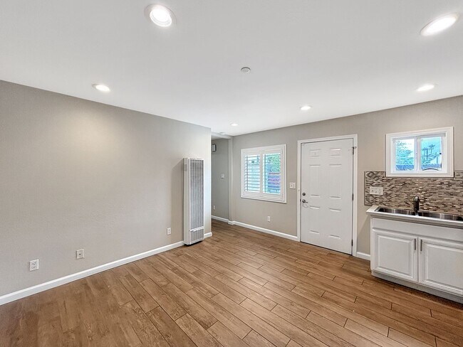 Foto del edificio - Charming 2BD/1BA Detached Condo in Univers...
