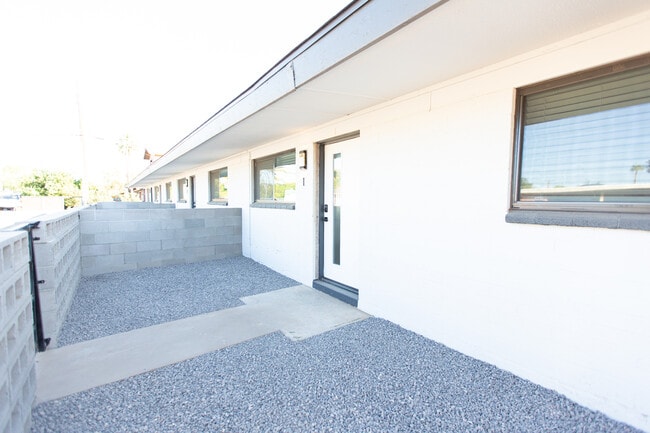 Building Photo - 1605 E Montebello Ave