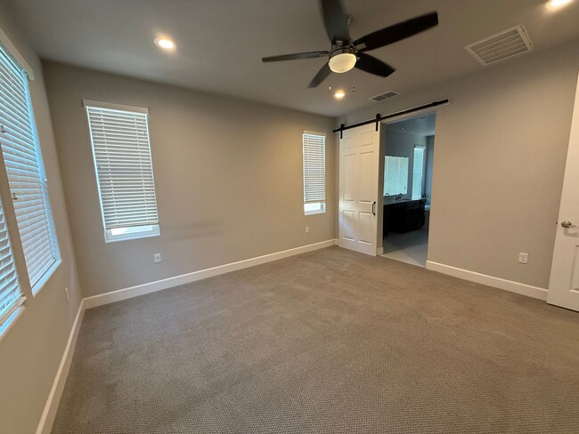 Building Photo - 901 Persimmon Terrace