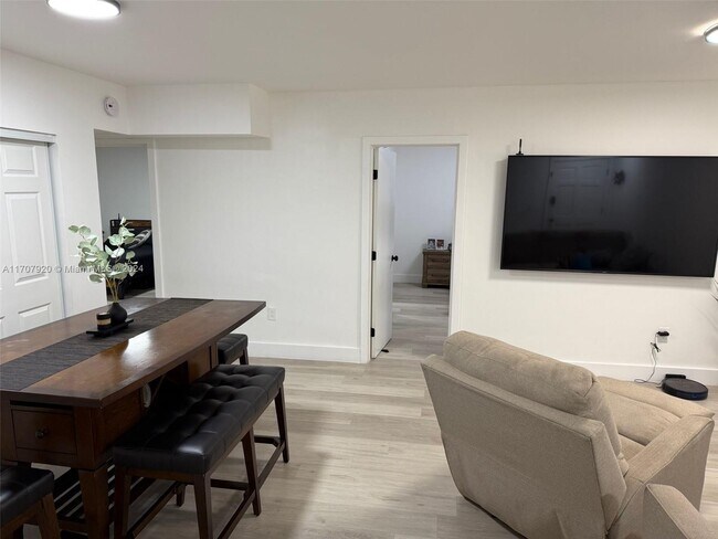 Foto del edificio - 1330 W 54th St