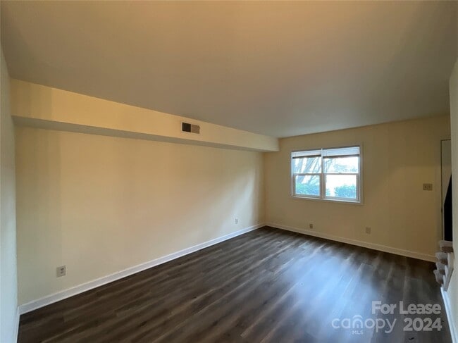 Building Photo - 1613 N Sharon Amity Rd