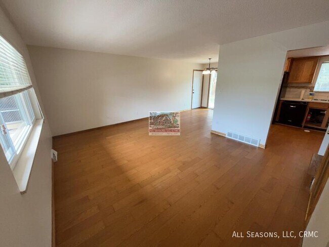 Building Photo - 4715 La Cresta Dr