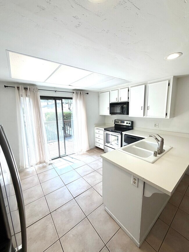 Foto del edificio - 15834 Davis Cup Ln