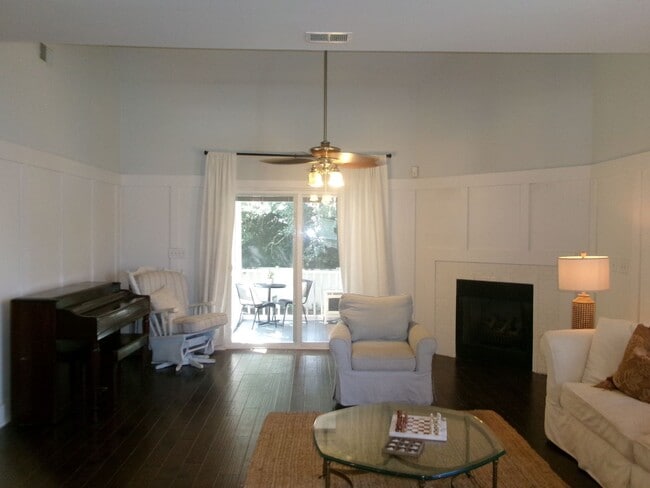 Foto del edificio - Walk to the Ocean from this 3 bedroom, 2.5...