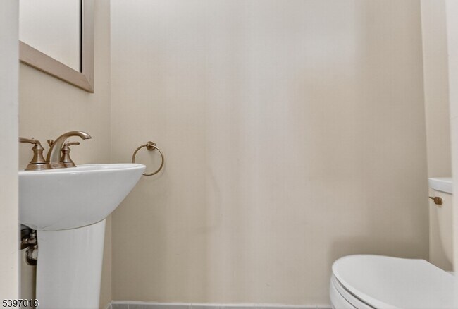 Foto del edificio - 94 Midland Ave