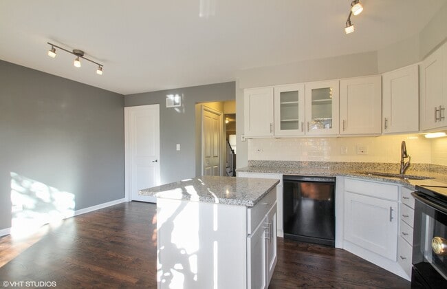 Building Photo - 1732 Pickwick Ln