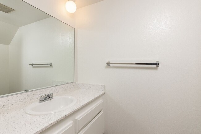 Building Photo - Great Condo located in the Tanglewood Comm...