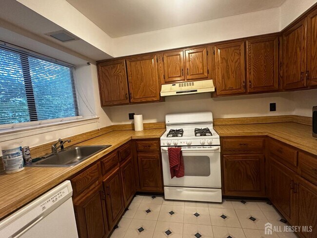 Building Photo - 502 Samuel Ct