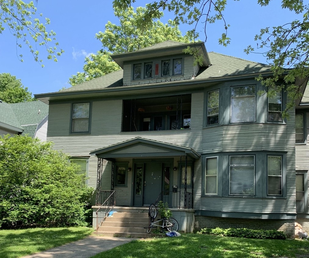 Primary Photo - 704 W Green St