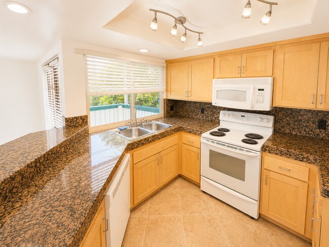 Foto del edificio - Coastal Townhome Near Beach, Bay & Kate Sessions Park – 2 Bed / 2.5 Bath