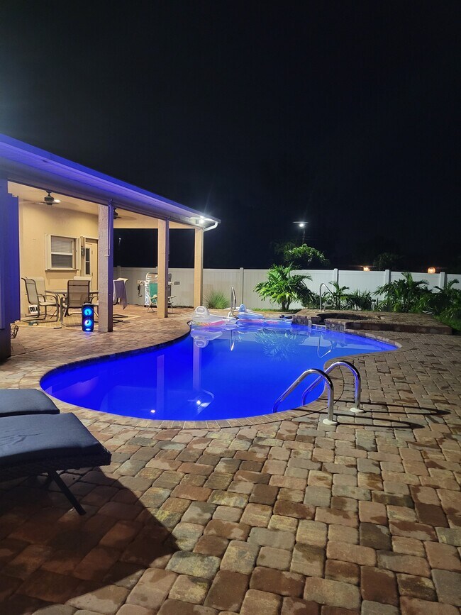 área de la piscina - 1305 SW 11th Plz