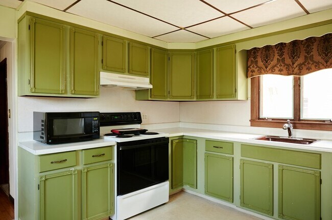 Building Photo - 127 Upham St