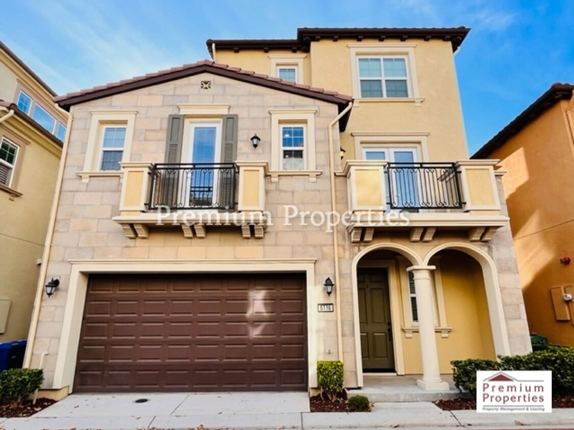 Foto principal - Exquisite 4BD/3.5BA + Loft, Tri-Level Home...