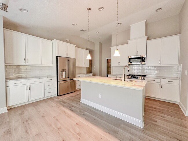 Foto del edificio - "Charming 3-Bedroom Haven with 2 Full Baths in Serene Parrish FL!"