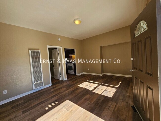 Foto del edificio - Charming California Detached Home!