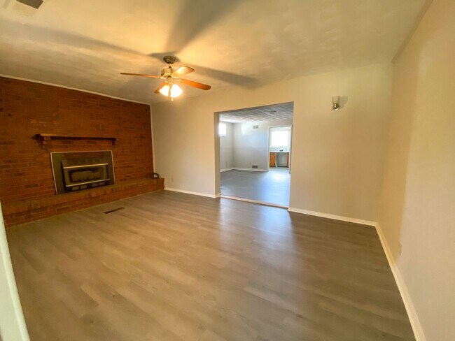 Foto del edificio - 4 bedroom, 2 bathroom recently updated in ...