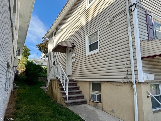Foto del edificio - 687 Midland Ave