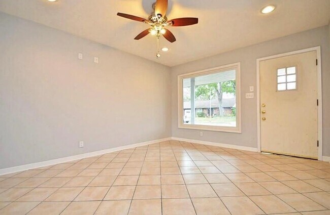 Building Photo - 1819 Crystal Ct