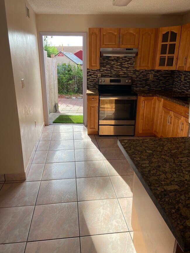 Foto del edificio - 427 SW 77th Ave