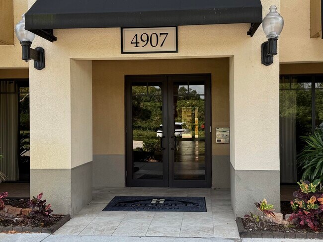 Foto del edificio - 4907 Midtown Ln