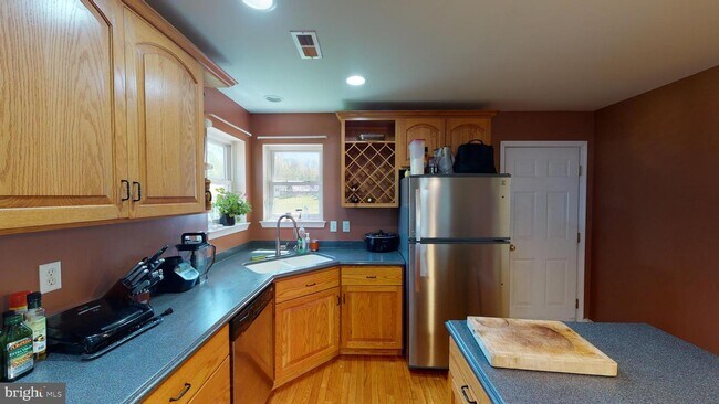 Building Photo - 243 Crest Dr