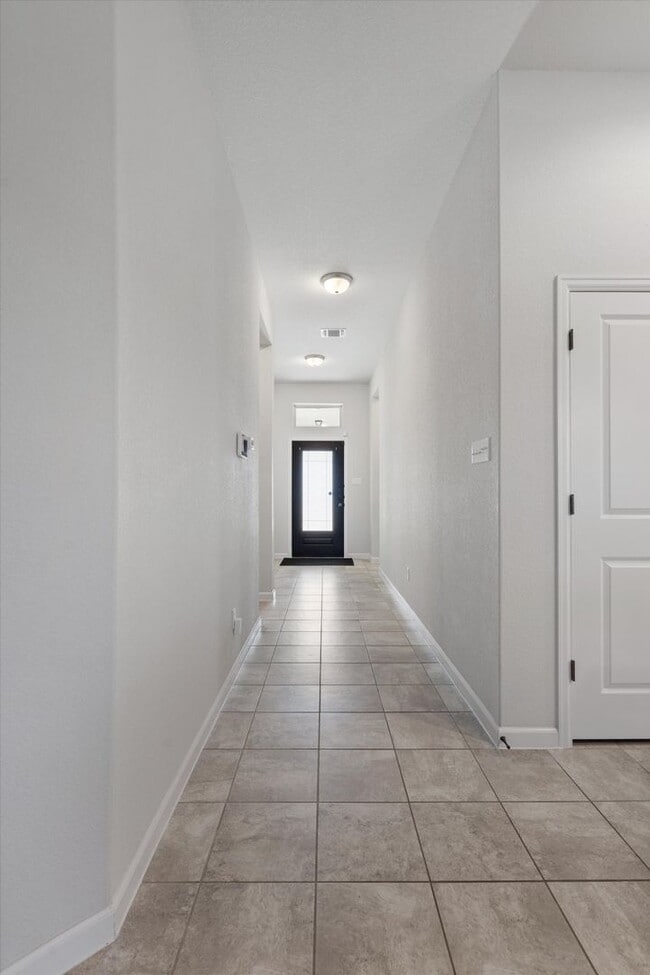 Building Photo - Perfect 3 bed 2 bath home - 221 Bridgeston...