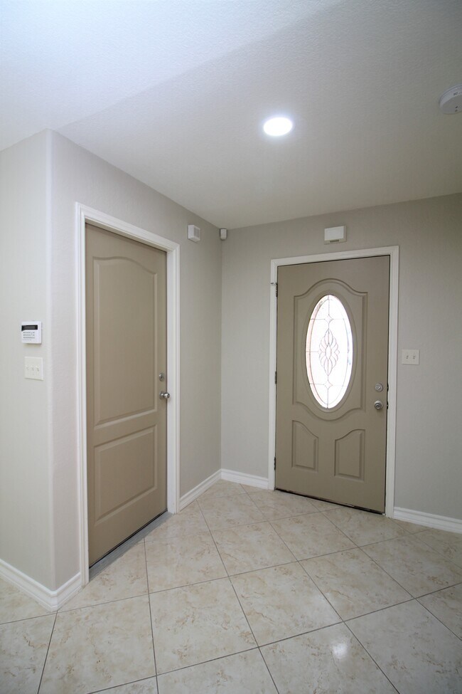 Building Photo - 1914 Mourning Dove Cir