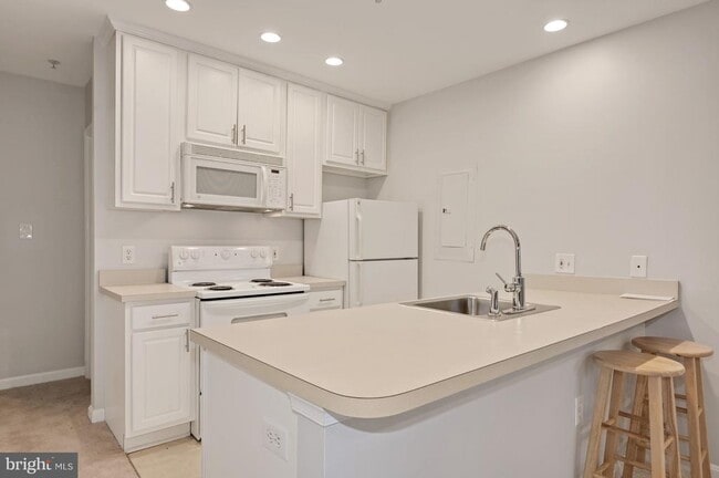 Building Photo - 648 C St NE