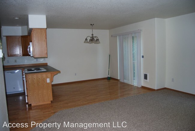 Building Photo - 1402 SW Binford Lake Pky