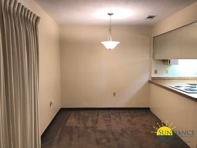Building Photo - Great 2 Bedroom Unit Near Eglin AFB