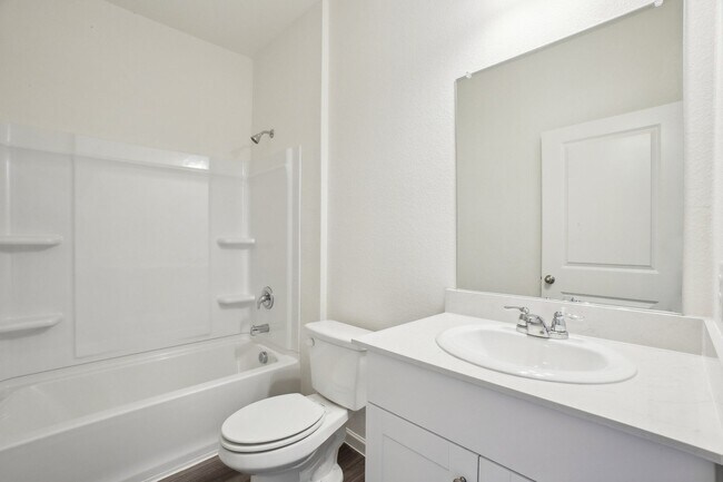 Foto del edificio - 16125 Viburnum Dr