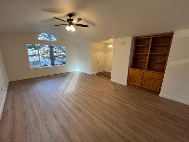 Building Photo - 3 Bed/2 Bath Single Level Home in NE Bend - Near St. Charles