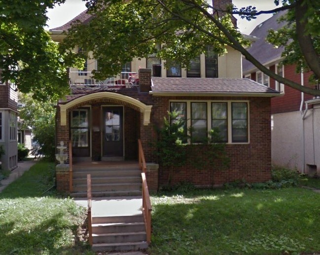 3024 N Farwell Ave Unit Upper, Milwaukee, WI 53211 Apartment for Rent