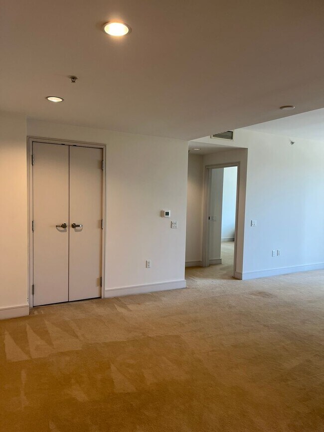 Foto del edificio - Experience upscale living in Downtown San Diego with great views. This is a must see!