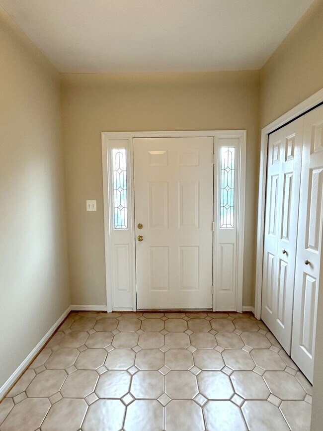 Foto del edificio - Beautiful Lakefront 3 Bed 2.5 Bath 3 Level...