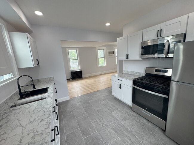 Building Photo - 273 Maple Ave
