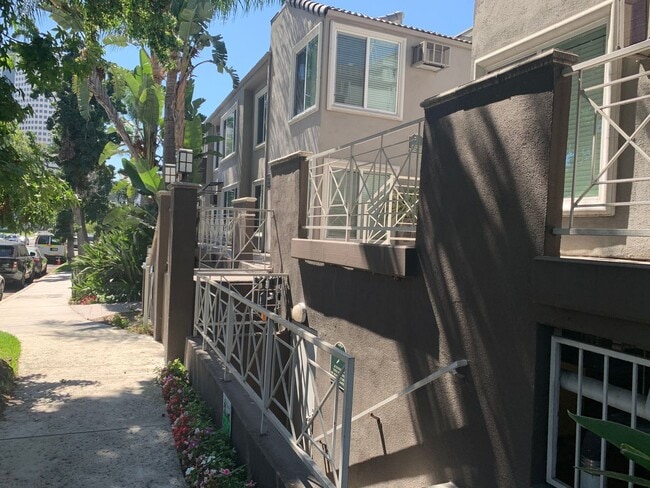 Building Photo - 1 Bedroom 1Bathroom Burbank Condo! Ready for Move-In!