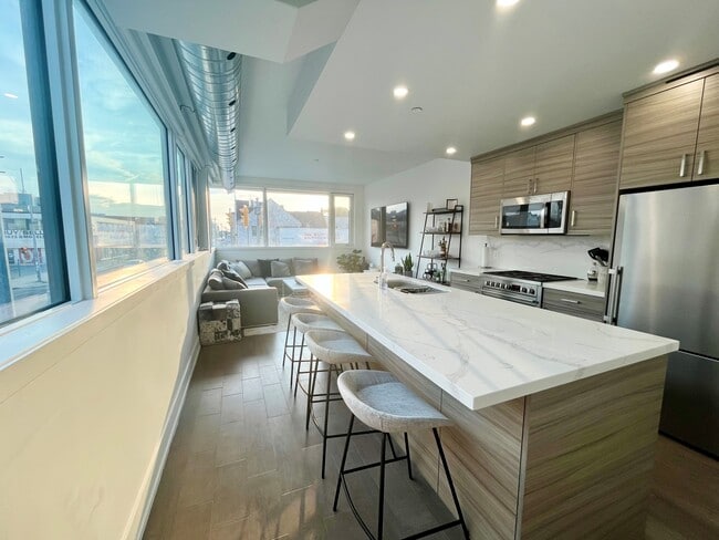 Building Photo - 3258 Dundas St W