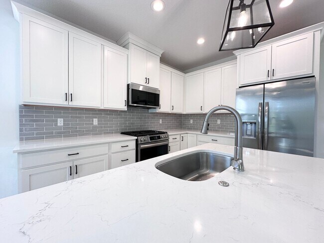 Foto del edificio - Modern Townhome Near Sandy High — Style, C...