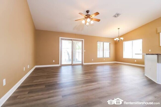 Building Photo - Beautiful 3 bed/ 2 bath with a Pool