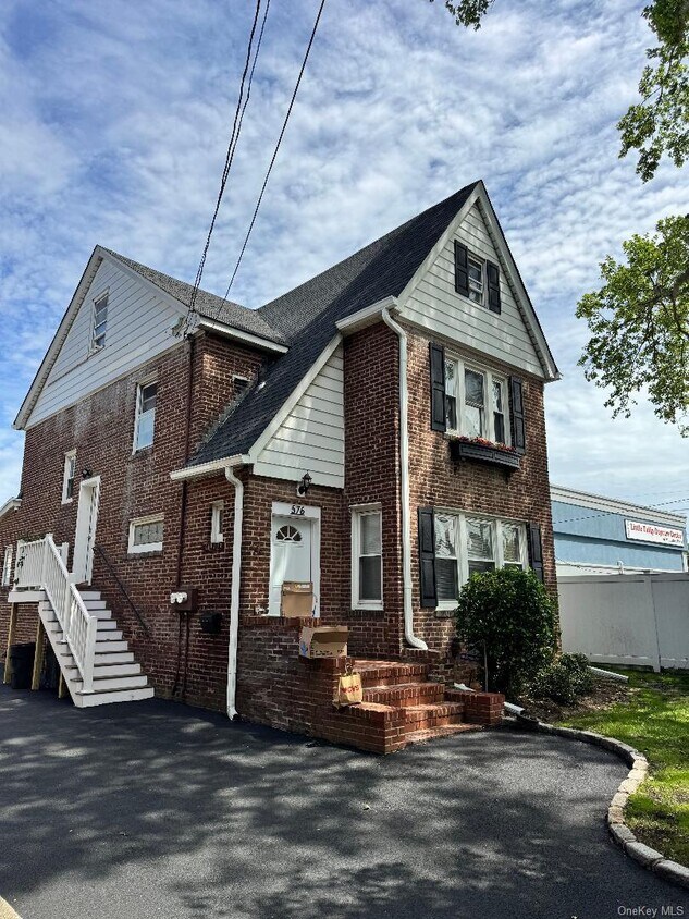 Building Photo - 576 Liberty Ave